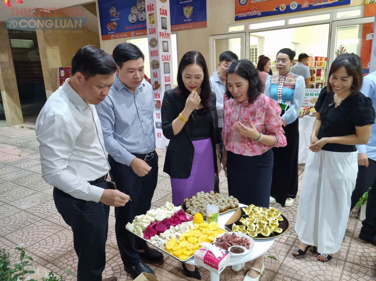 Các đại biểu tham quan gian hàng. Các đại biểu tham quan gian hàng.