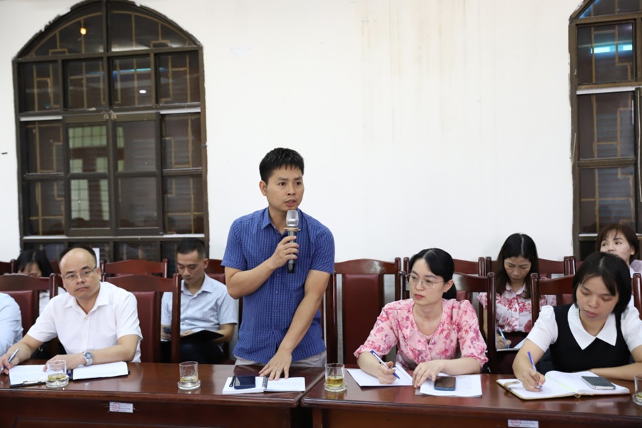 ại diện doanh nghiệp thu gom, vận chuyển, xử lý rác thải sinh hoạt phát biểu ý kiến. ại diện doanh nghiệp thu gom, vận chuyển, xử lý rác thải sinh hoạt phát biểu ý kiến.