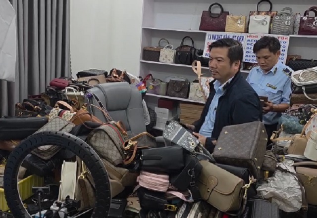 Cận cảnh lô hàng. Ảnh: HA Cận cảnh lô hàng. Ảnh: HA