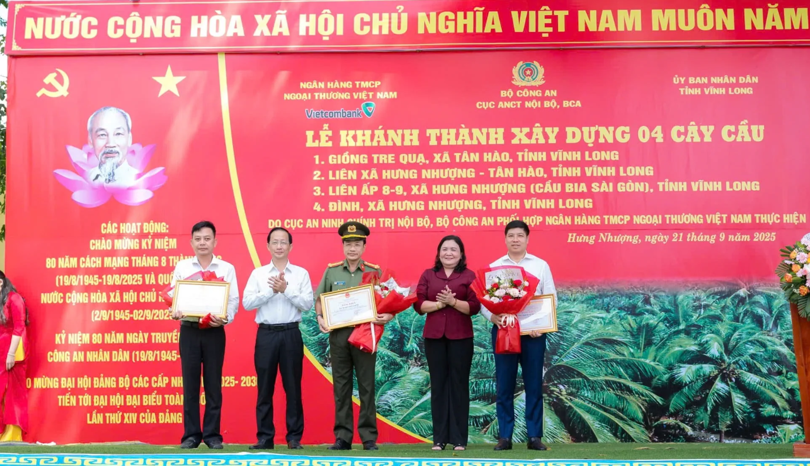 Đồng chí Hồng Quang (ngoài cùng bên phải) đại diện Vietcombank nhận bằng khen của UBND tỉnh Vĩnh Long