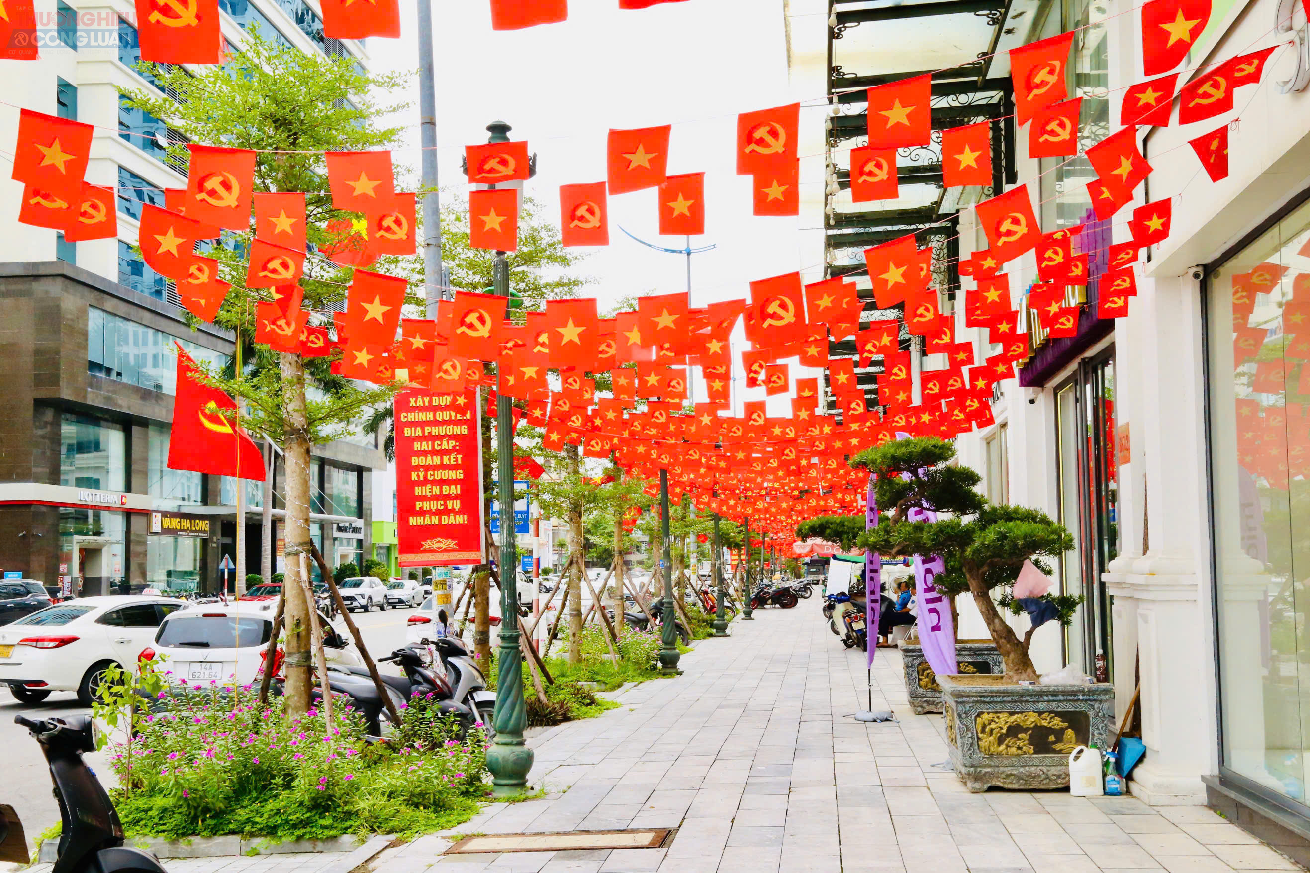 Cờ Đảng, cờ Tổ quốc trên những dãy phố dài.