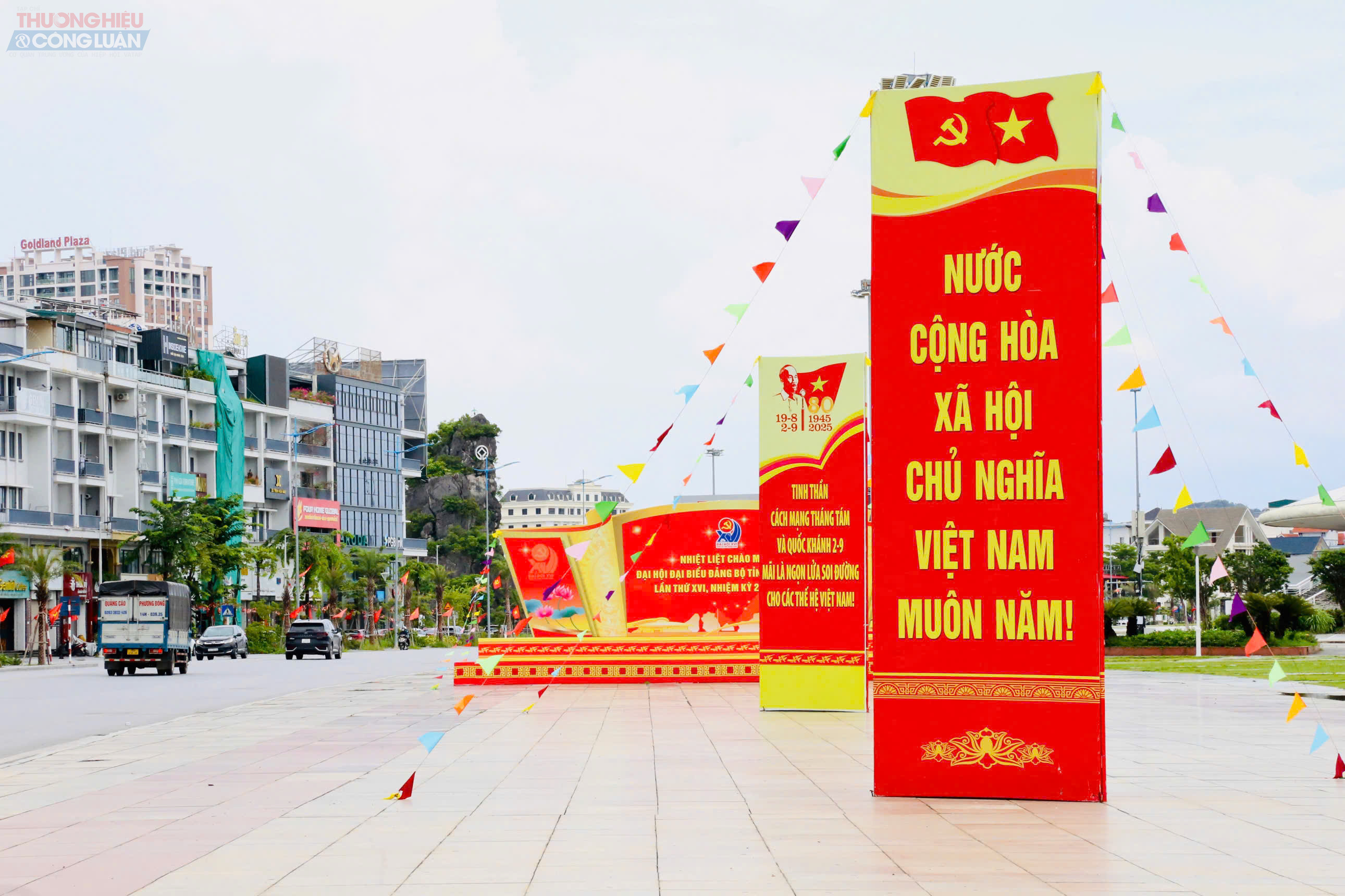 Tại Quảng trường 30 tháng 10, phường Hạ Long, các khối biểu ngữ chào mừng Đại hội Đảng bộ tỉnh Quảng Ninh đang được các đơn vị thi công tích cực lắp đặt. Đây là trung tâm của tỉnh nơi diễn ra nhiều hoạt động chính trị - xã hội - văn hóa của tỉnh Quảng Ninh.