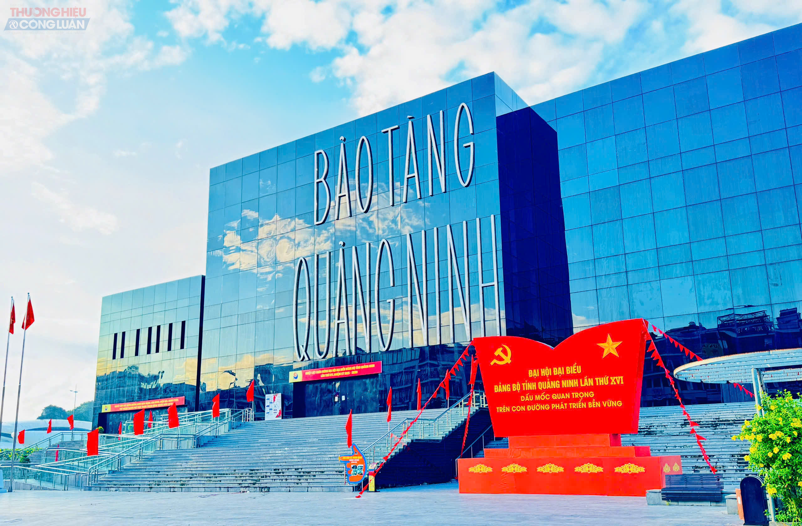 Bảo tàng Quảng Ninh, một trong những công trình tiêu biểu của tỉnh được trang trí rực rỡ.