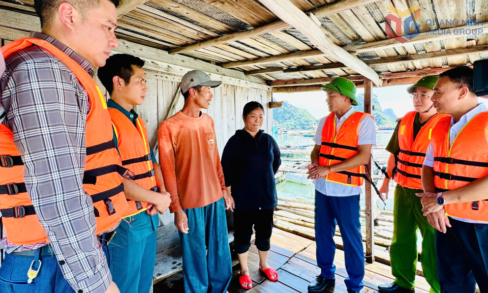 Lực lượng chức năng đặc khu Vân Đồn tuyên truyền ngư dân không được chủ quan trước diễn biến của bão số 9.