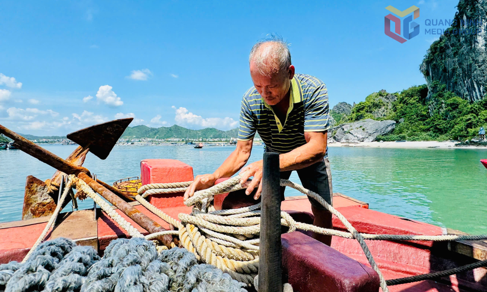 Ngư dân chằng buộc dây neo tàu tại khu vực tránh trú bão cảng Cái Rồng (đặc khu Vân Đồn).