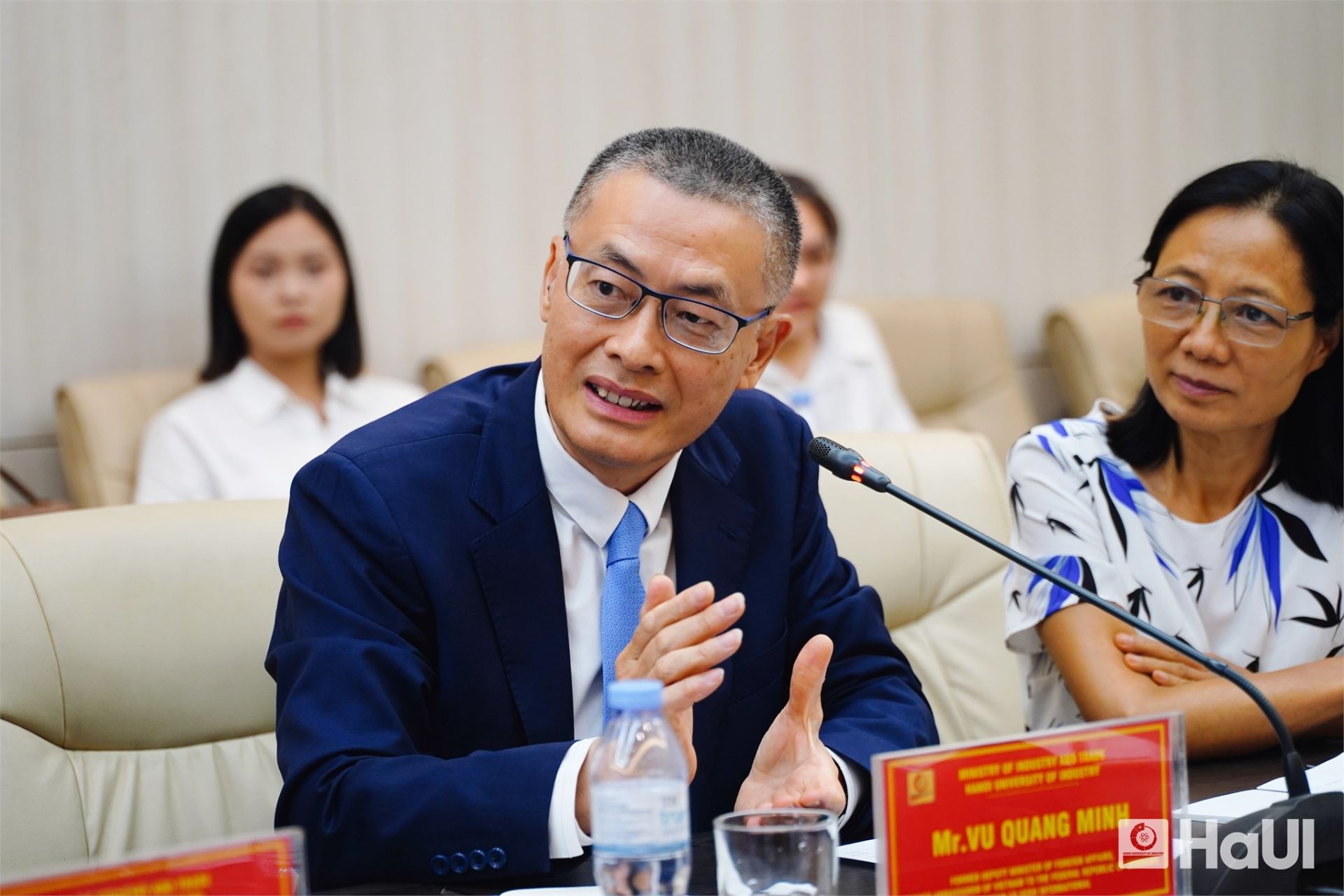 Ông Vũ Quang Minh - Nguyên Thứ trưởng Bộ Ngoại giao, nguyên Đại sứ Việt Nam tại CHLB Đức trong buổi làm việc