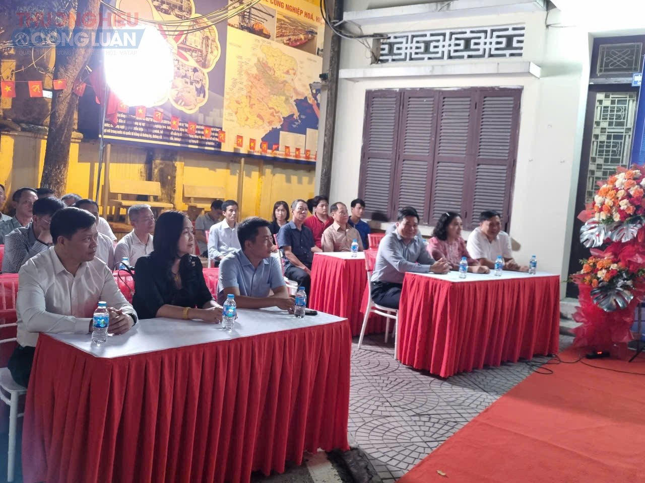 Các đại biểu tham dự buổi lễ. Các đại biểu tham dự buổi lễ.