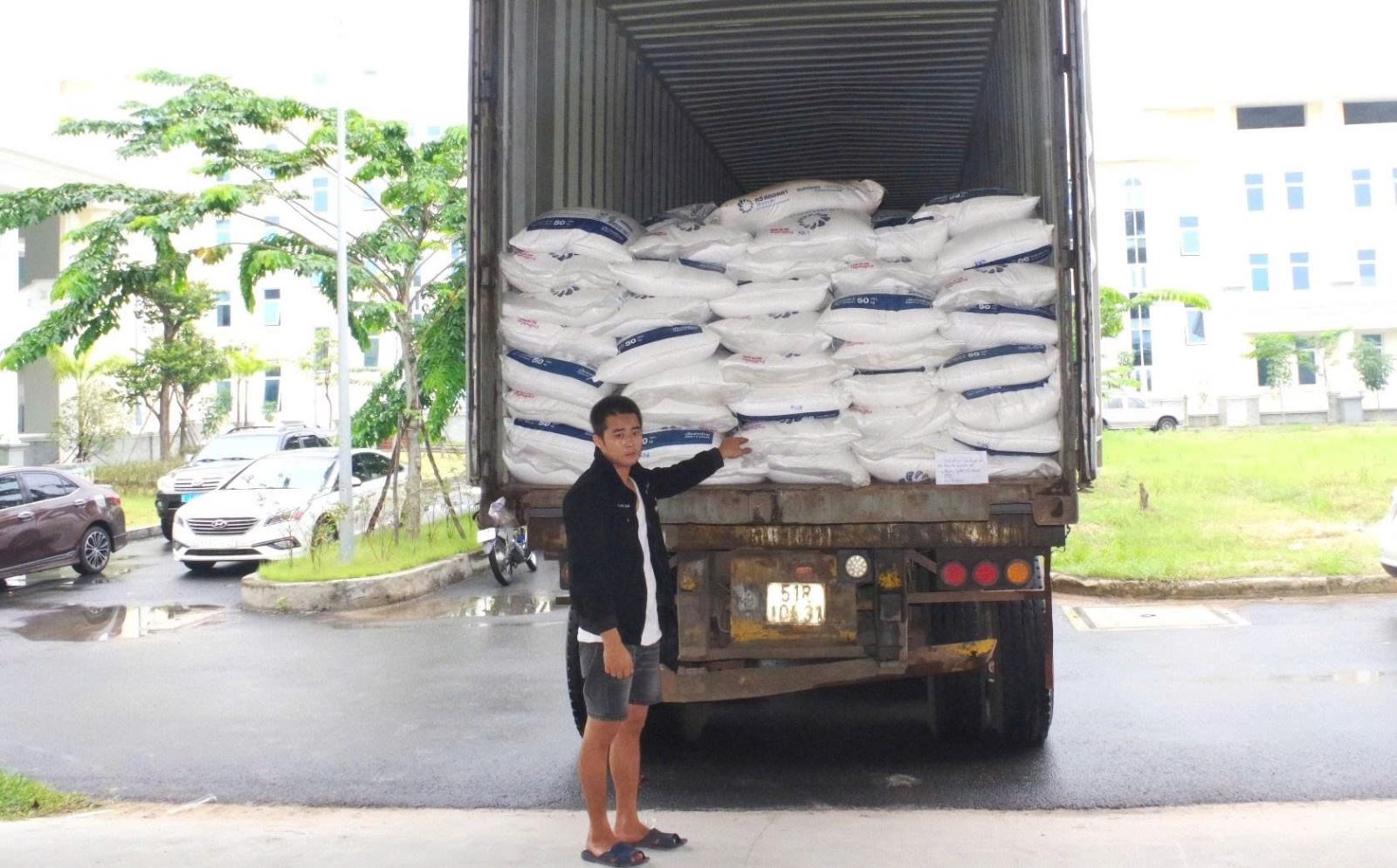 Đối tượng Trọng cùng tang vật thu giữ. Ảnh: CA Đối tượng Trọng cùng tang vật thu giữ. Ảnh: CA