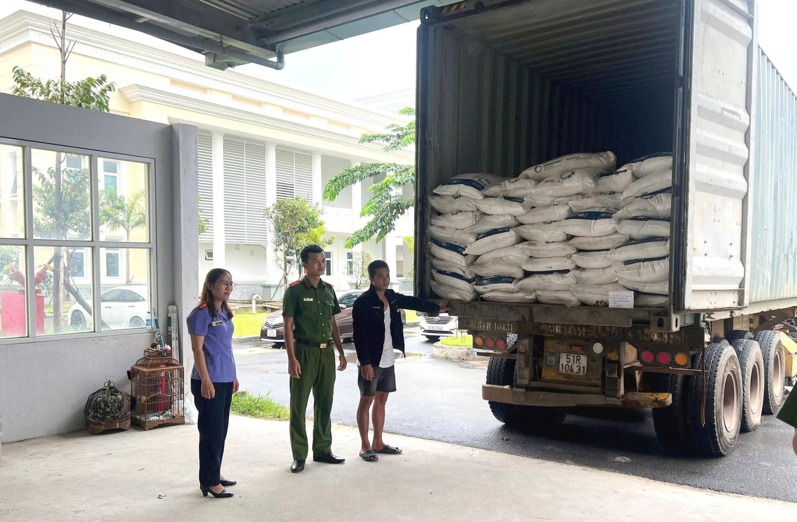 TP. Hồ Chí Minh: Khởi tố tài xế chở 40 tấn đường cát nhập lậu qua biên giới