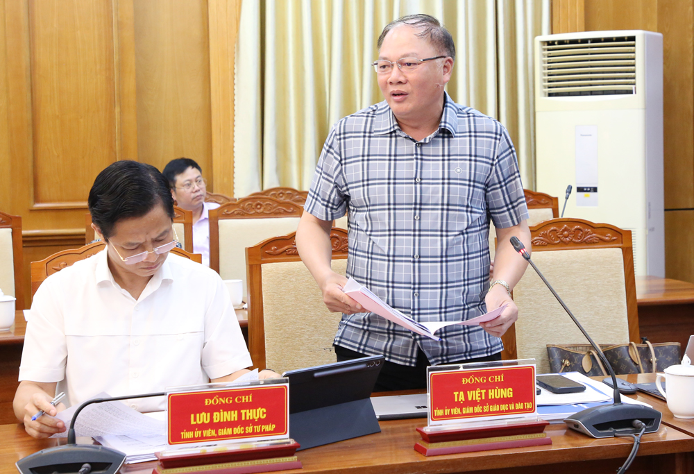 Giám đốc Sở Giáo dục và Đào tạo Tạ Việt Hùng báo cáo về tờ trình Quy định mức hỗ trợ học phí đối với trẻ em mầm non, học sinh phổ thông... Giám đốc Sở Giáo dục và Đào tạo Tạ Việt Hùng báo cáo về tờ trình Quy định mức hỗ trợ học phí đối với trẻ em mầm non, học sinh phổ thông...