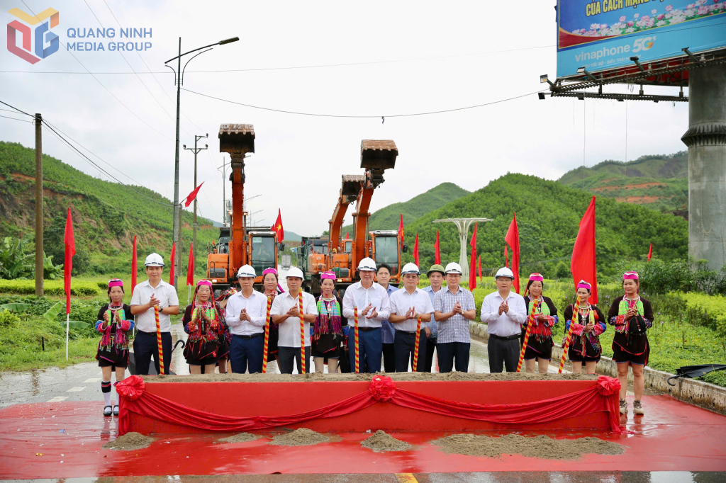 Cuối tháng 8 vừa qua, tỉnh Quảng Ninh khởi công Dự án cải tạo, nâng cấp đường tỉnh 330 đoạn từ Ba Chẽ đến đường tỉnh 342, tổng mức đầu tư 990 tỷ đồng. Cuối tháng 8 vừa qua, tỉnh Quảng Ninh khởi công Dự án cải tạo, nâng cấp đường tỉnh 330 đoạn từ Ba Chẽ đến đường tỉnh 342, tổng mức đầu tư 990 tỷ đồng.