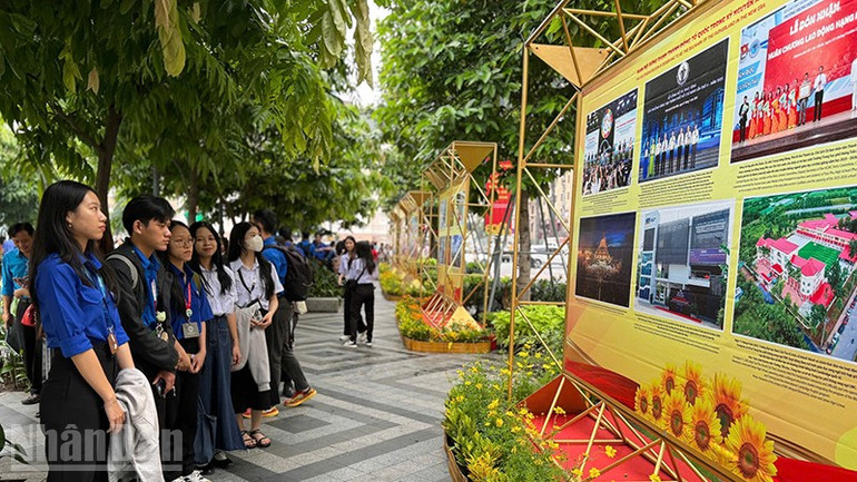 Nhiều bạn trẻ đến tham quan triển lãm.