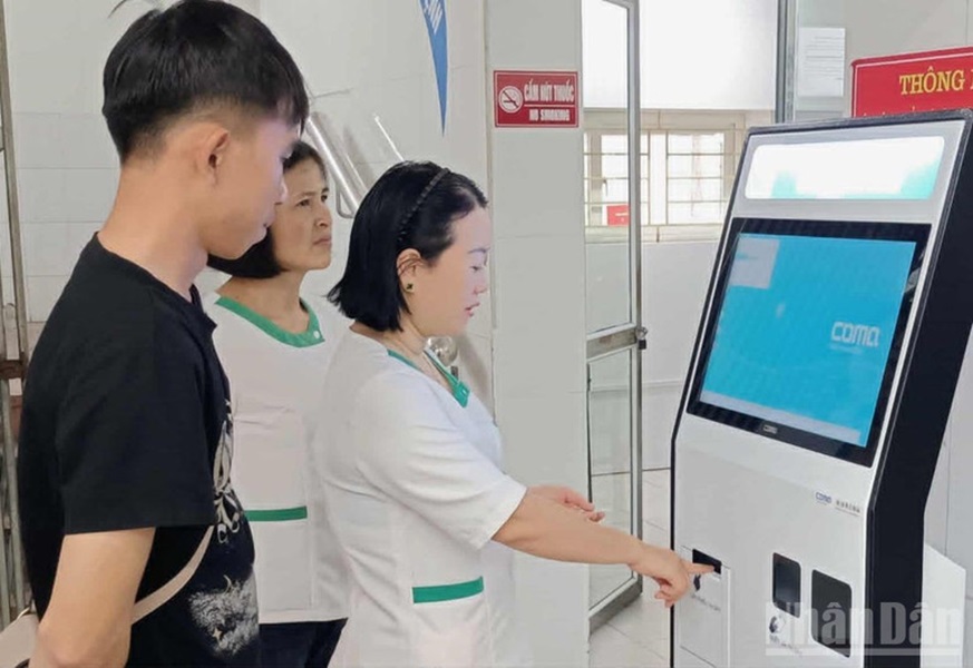Bệnh nhân sử dụng Ki-ốt thông minh khi đến khám chữa bệnh. Bệnh nhân sử dụng Ki-ốt thông minh khi đến khám chữa bệnh.