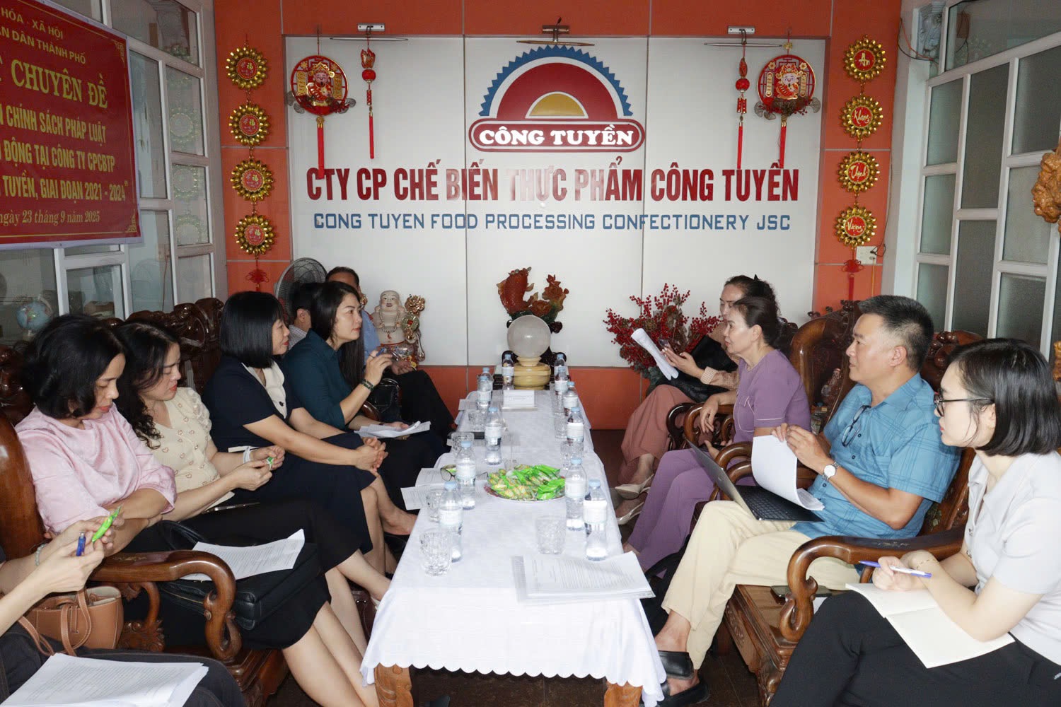 Quang cảnh cuộc làm việc. Quang cảnh cuộc làm việc.