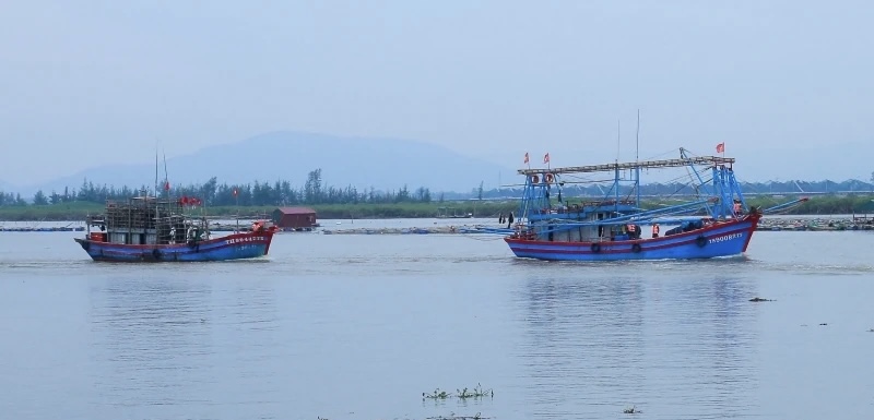 Ngư dân đưa tàu cá về neo đậu tại âu tránh trú bão sông Lý, xã Tiên Trang.
