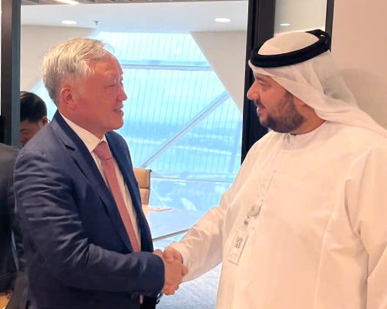 Phó Thủ tướng Thường trực Nguyễn Hòa Bình tiếp Ngài Mohamed Hassan Al Suwaidi, Bộ trưởng Bộ Đầu tư UAE kiêm Tổng Giám đốc Quỹ đầu tư ADQ - Ảnh: VGP/Nguyễn Hoàng