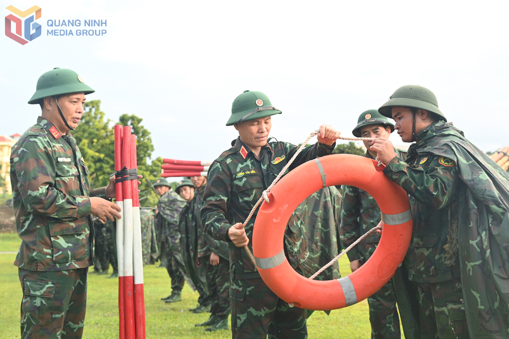 Thiếu tướng Lương Văn Kiểm, Tư lệnh Quân khu 3, kiểm tra công tác phòng, chống bão tại Lữ đoàn 242.