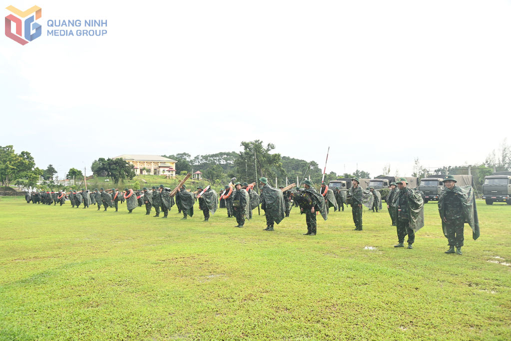 Cán bộ, chiến sĩ Lữ đoàn 242 sẵn sàng lực lượng, phương tiện cơ động thực hiện nhiệm vụ phòng, chống mưa bão.