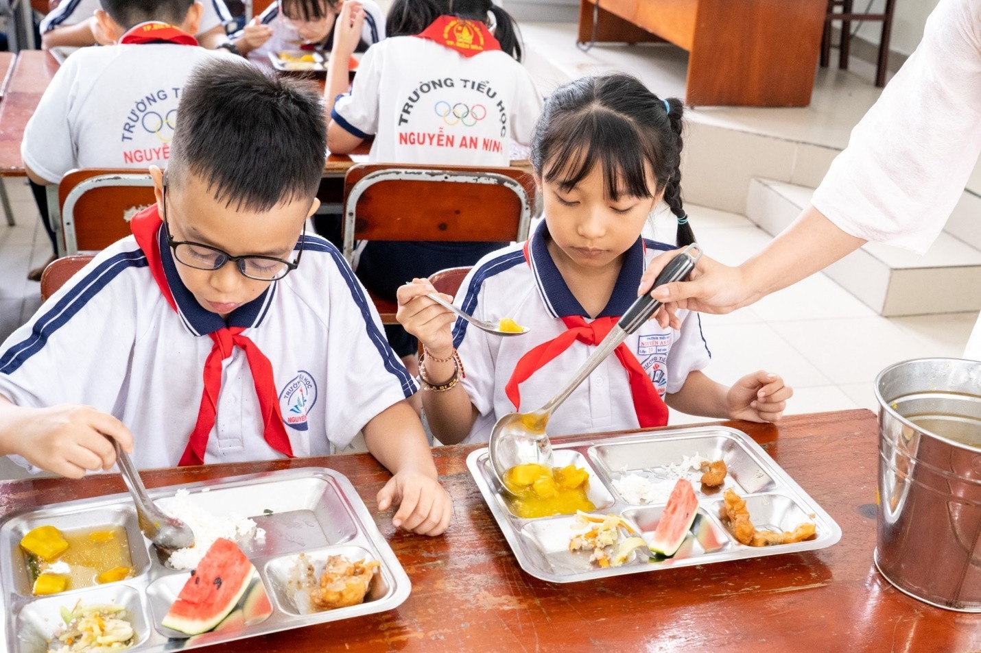 Học sinh được hưởng những bữa trưa cân bằng dinh dưỡng nhờ Phần mềm thực đơn của Dự án.