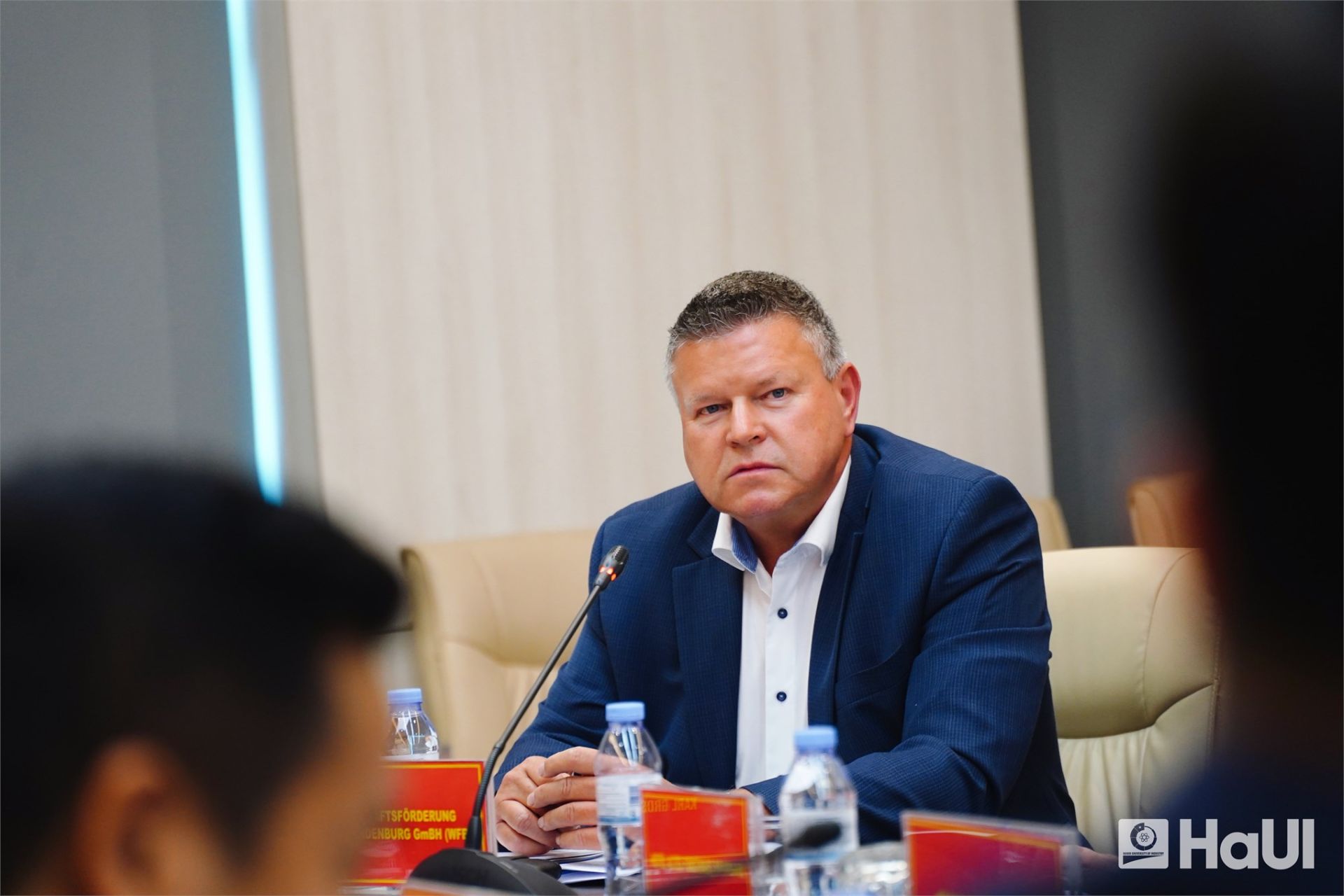 Ông Andreas Hoffmann - Trưởng nhóm phụ trách nhân lực và đào tạo chuyên môn WFBB (Công ty Xúc tiến Kinh tế Bang Brandenburg), cho biết họ giúp các công ty tại Brandenburg tìm kiếm nhân tài từ nước ngoài và hy vọng hợp tác với các trường đại học như Đại học Công nghiệp Hà Nội