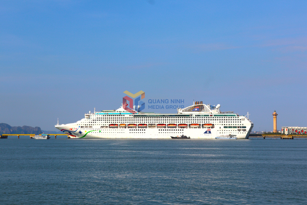 Hơn 1.300 du khách tàu biển đến Quảng Ninh