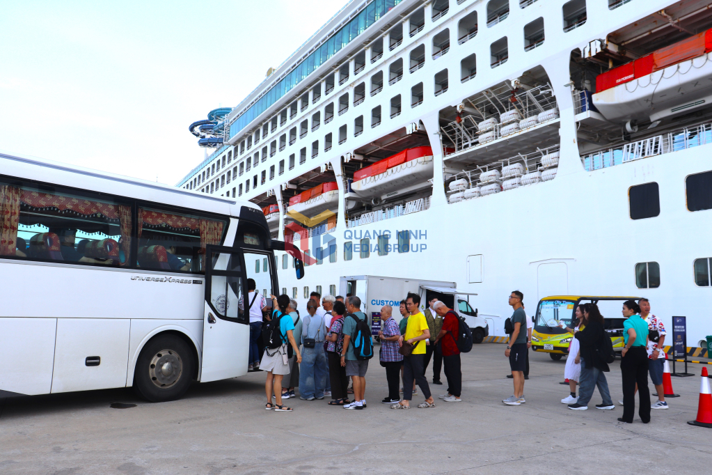 Các chuyến xe sẽ đưa du khách tham quan, trải nghiệm tại tàu nhà hàng trên Vịnh Hạ Long, tham quan Bảo tàng tỉnh, chợ Hạ Long I, các điểm du lịch tâm linh, cáp treo Nữ hoàng,...