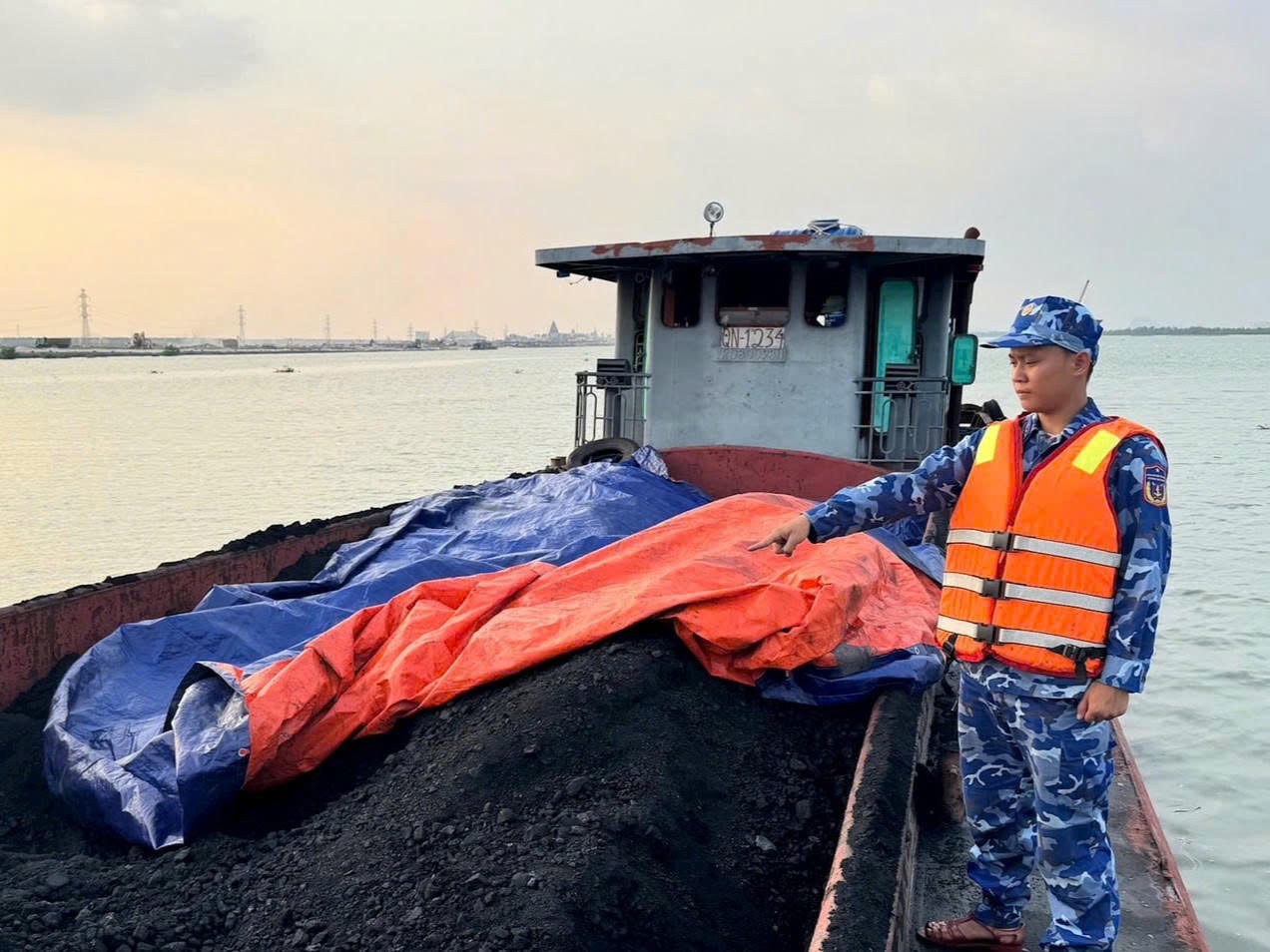 Bắt giữ 01 tàu vận chuyển khối lượng lớn than không rõ nguồn gốc