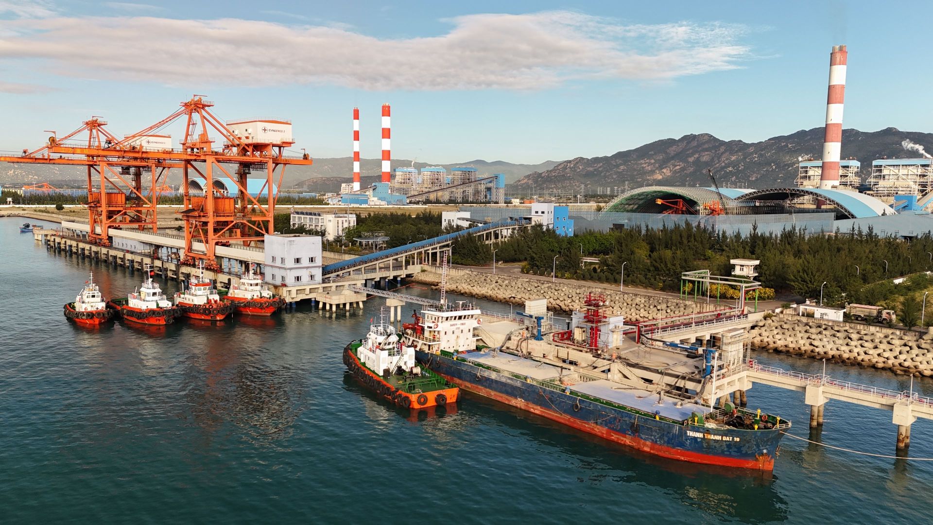 Trung tâm Điện lực Vĩnh Tân nhìn từ cảng than. (Ảnh: Minh Ngọc) Trung tâm Điện lực Vĩnh Tân nhìn từ cảng than. (Ảnh: Minh Ngọc)