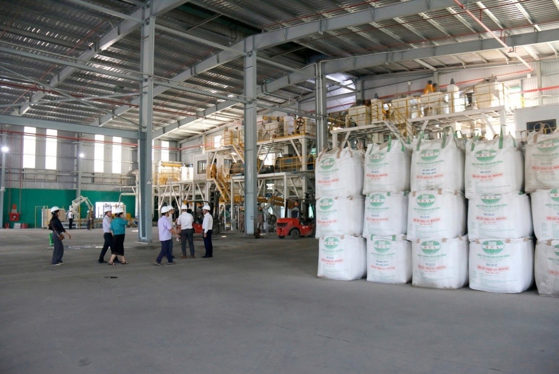 Các thành viên đoàn giám sát của Quốc hội khóa XV giám sát dây chuyền xử lý tro xỉ bên trong các nhà máy nhiệt điện tại Trung tâm Nhiệt điện Vĩnh Tân Các thành viên đoàn giám sát của Quốc hội khóa XV giám sát dây chuyền xử lý tro xỉ bên trong các nhà máy nhiệt điện tại Trung tâm Nhiệt điện Vĩnh Tân