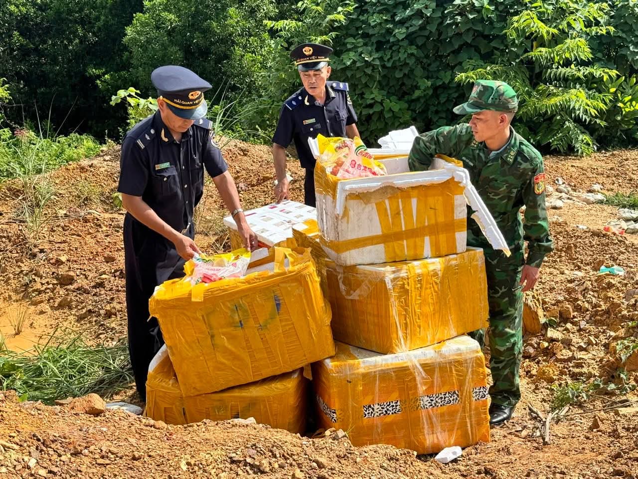 Hải quan cửa khẩu Cảng Vạn Gia phát hiện, bắt giữ 400kg xúc xích nhập lậu