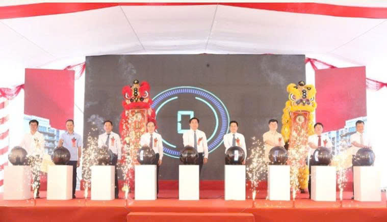 Chủ tịch Ủy ban nhân dân tỉnh Phú Thọ Trần Duy Đông và các đại biểu thực hiện nghi thức bấm nút khởi công Dự án nhà ở xã hội cao tầng NO3. Chủ tịch Ủy ban nhân dân tỉnh Phú Thọ Trần Duy Đông và các đại biểu thực hiện nghi thức bấm nút khởi công Dự án nhà ở xã hội cao tầng NO3.