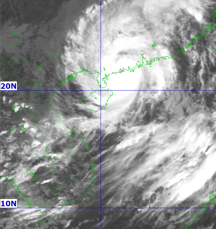 Vị trí tâm bão khoảng 21.6 độ Vĩ Bắc; 111.7 độ Kinh Đông, cách Móng Cái (Quảng Ninh) khoảng 410 km về phía Đông Vị trí tâm bão khoảng 21.6 độ Vĩ Bắc; 111.7 độ Kinh Đông, cách Móng Cái (Quảng Ninh) khoảng 410 km về phía Đông