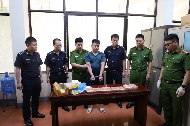 Đối tượng cùng tang vật là 10 bánh heroin bị bắt giữ Đối tượng cùng tang vật là 10 bánh heroin bị bắt giữ