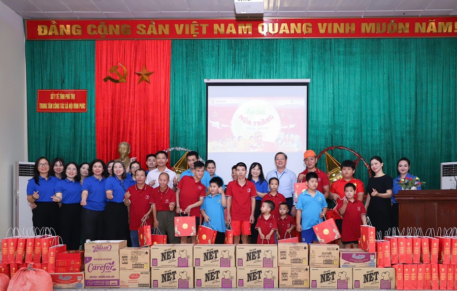 EVNNPC “mang” Trung thu sớm đến người già neo đơn và trẻ em có hoàn cảnh đặc biệt