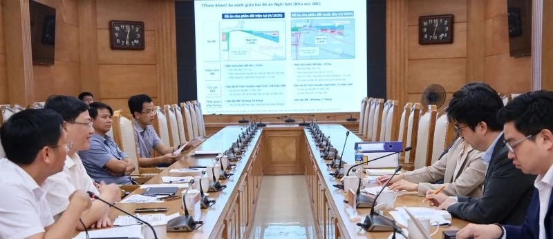 Đại diện Ban Quản lý KKTNS và các KCN cho ý kiến vào phương án đầu tư cụm Nhà máy nhiệt điện khí LNG Quỳnh Lập - Nghi Sơn. Đại diện Ban Quản lý KKTNS và các KCN cho ý kiến vào phương án đầu tư cụm Nhà máy nhiệt điện khí LNG Quỳnh Lập - Nghi Sơn.