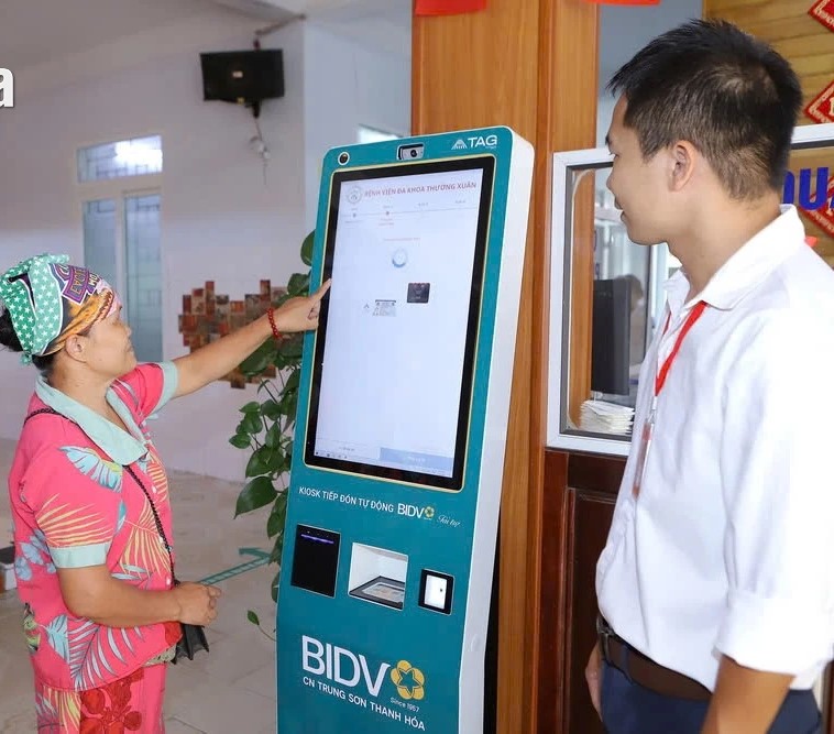 Người dân thực hiện đăng ký khám, chữa bệnh thông qua Kisok y tế thông minh.