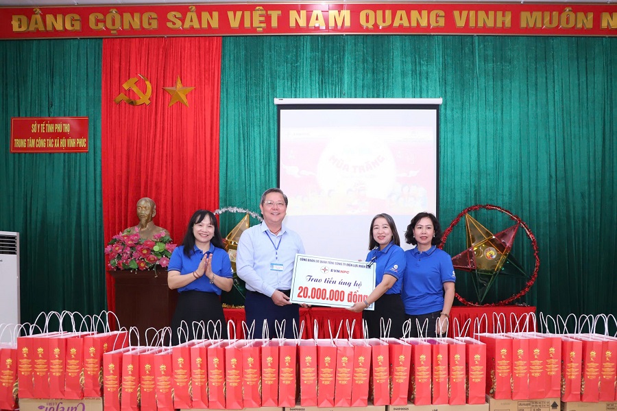 Đại diện Công đoàn Cơ quan EVNNPC trao phần quà hỗ trợ Trung tâm Công tác xã hội Vĩnh Phúc mua sắm thuốc men, vật tư y tế,...