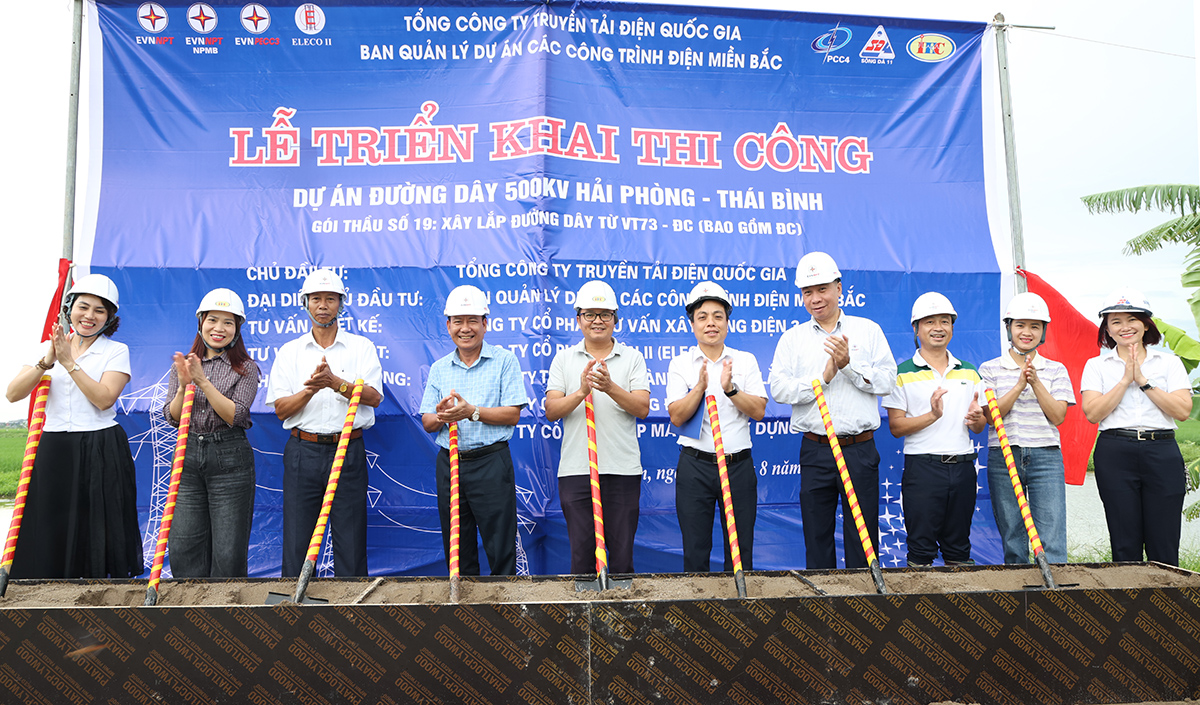 Lãnh đạo EVNNPT cùng đại diện các phòng của xã Nguyễn Du, lãnh đạo các Ban, đơn vị thực hiện nghi thức khởi công dự án