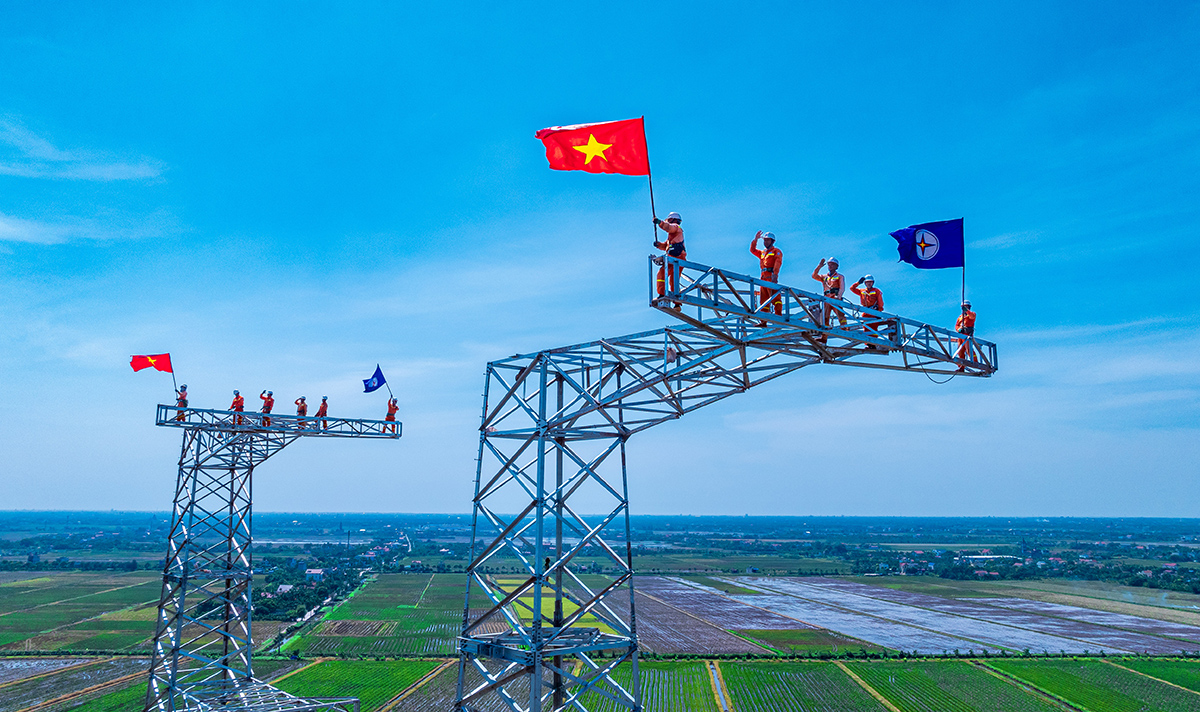 Cán bộ công nhân viên EVNNPT vui mừng sau khi hoàn thành dựng cột Dự án đường dây 500kV mạch 3, tháng 6/2024