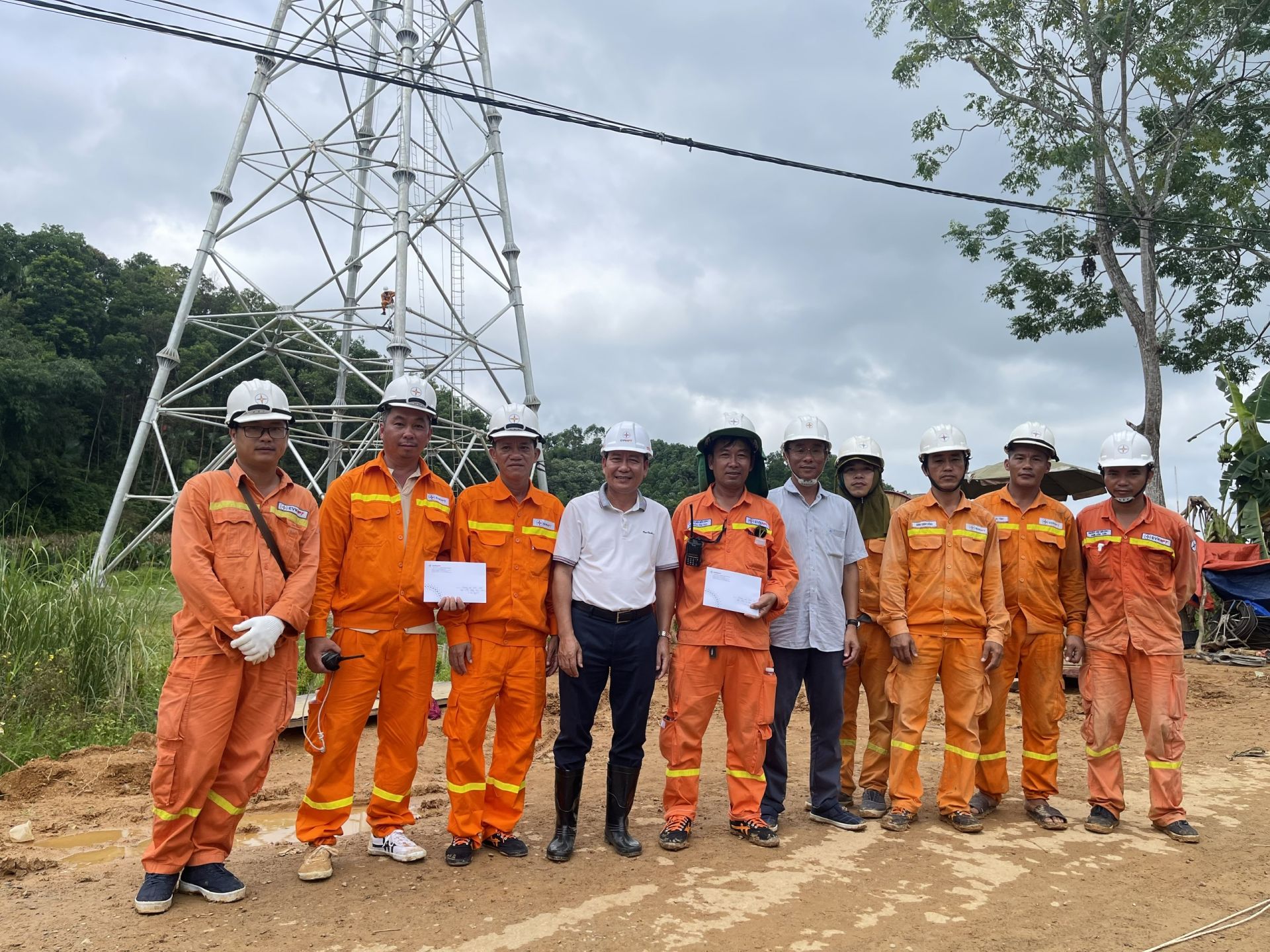 Phó Tổng giám đốc EVNNPT kiểm tra công trường và động viên người lao động thi công Dự án đường dây 500kV Lào Cai - Vĩnh Yên