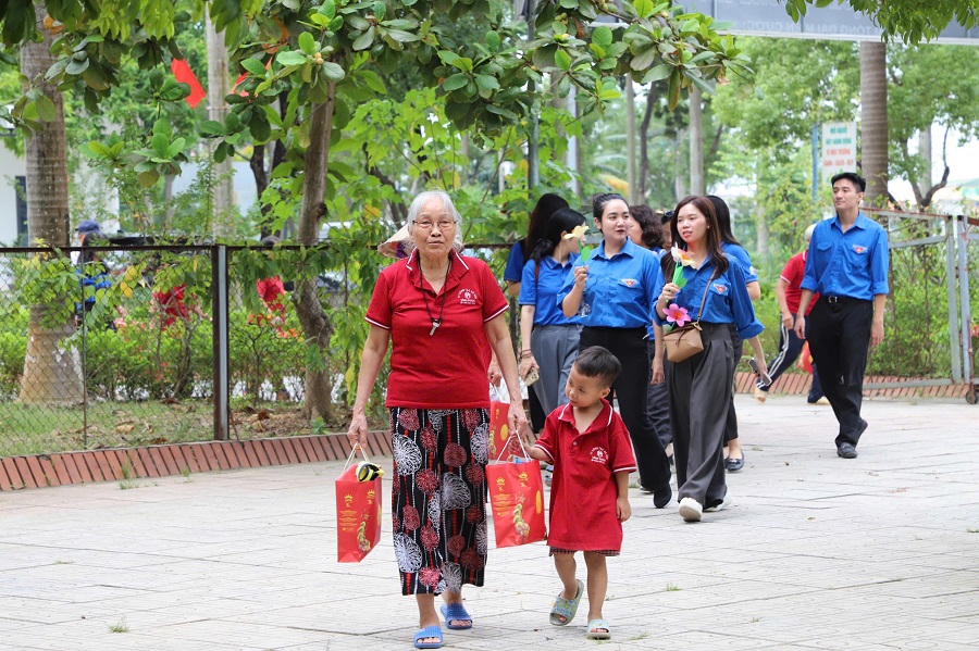 EVNNPC “mang” Trung thu sớm đến người già neo đơn và trẻ em có hoàn cảnh đặc biệt