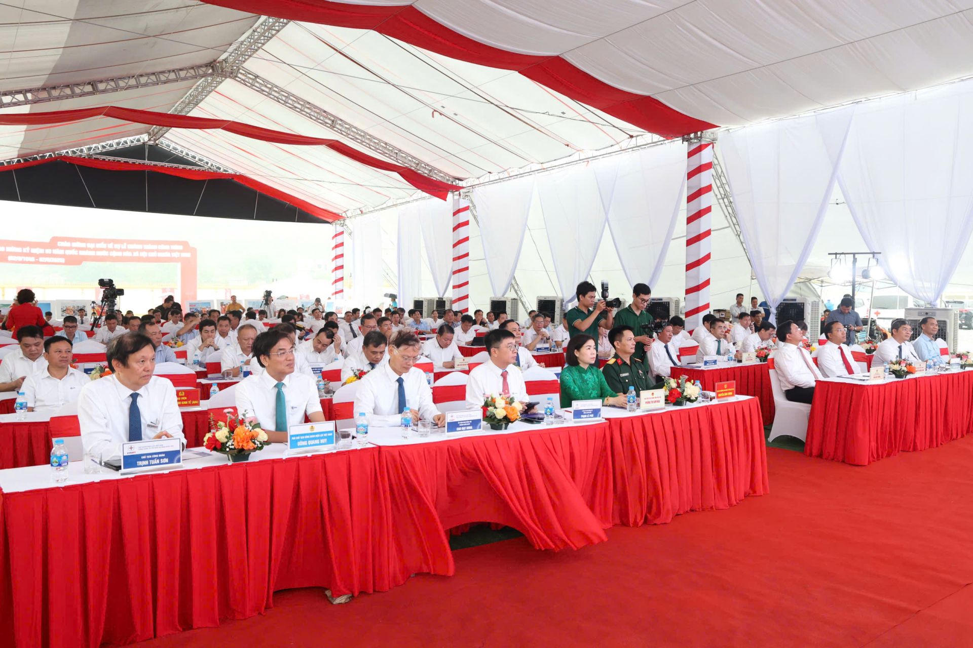 Các đại biểu tham dự buổi lễ Các đại biểu tham dự buổi lễ