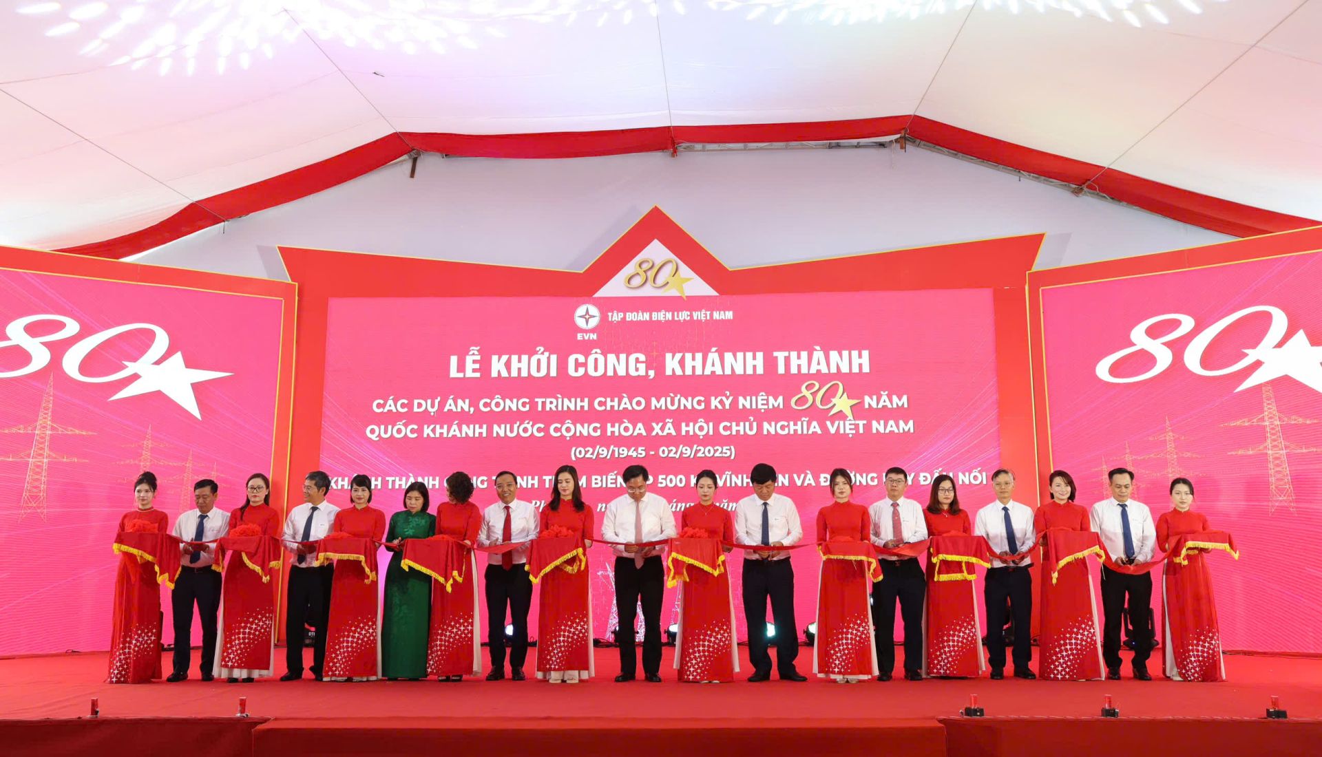Các đại biểu thực hiện cắt băng khánh thành dự án Các đại biểu thực hiện cắt băng khánh thành dự án