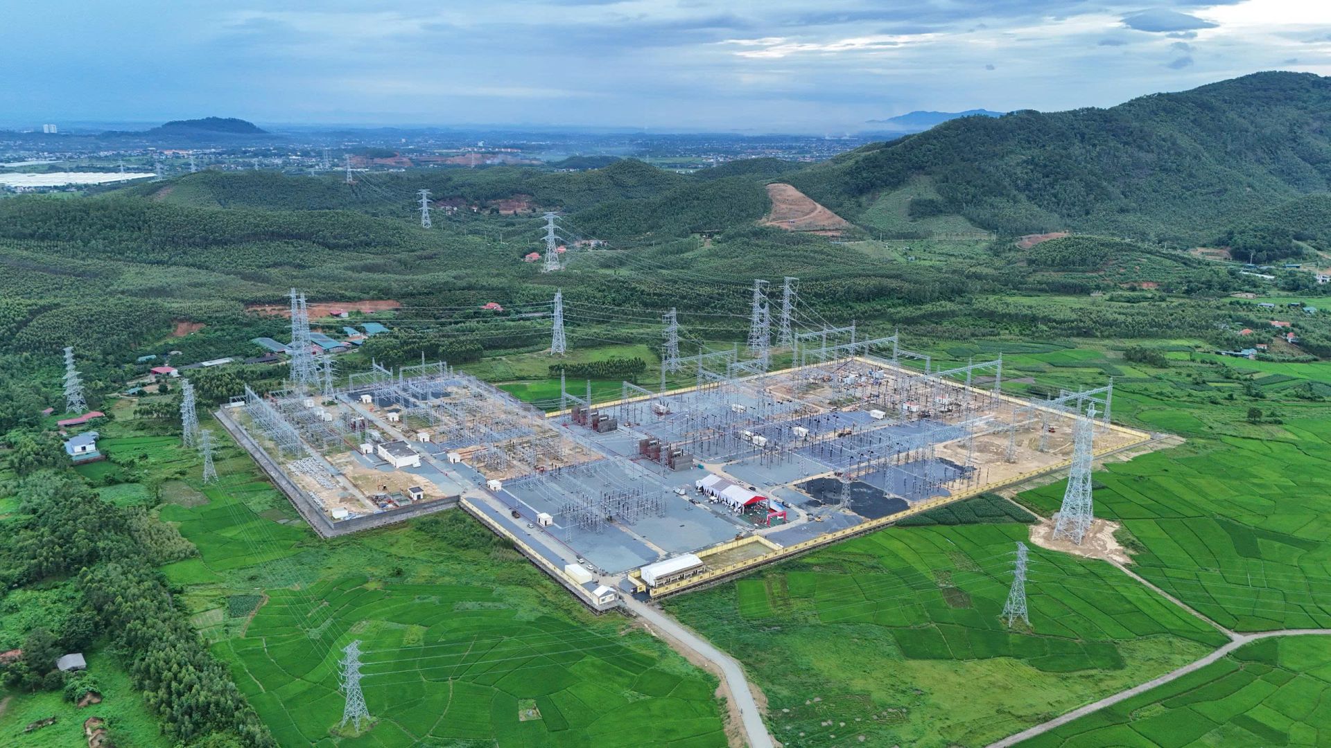 Toàn cảnh Trạm biến áp 500kV Vĩnh Yên và đường dây đấu nối Toàn cảnh Trạm biến áp 500kV Vĩnh Yên và đường dây đấu nối
