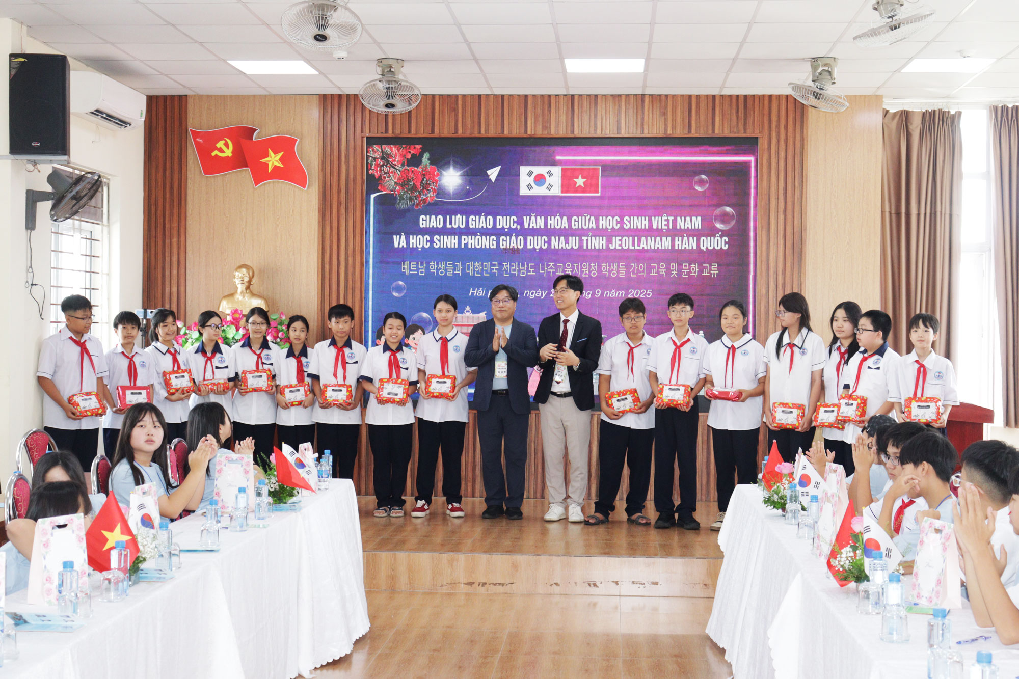 Phòng giáo dục Naju tặng quà cho các em học sinh Trường THCS Ngô Quyền. Phòng giáo dục Naju tặng quà cho các em học sinh Trường THCS Ngô Quyền.