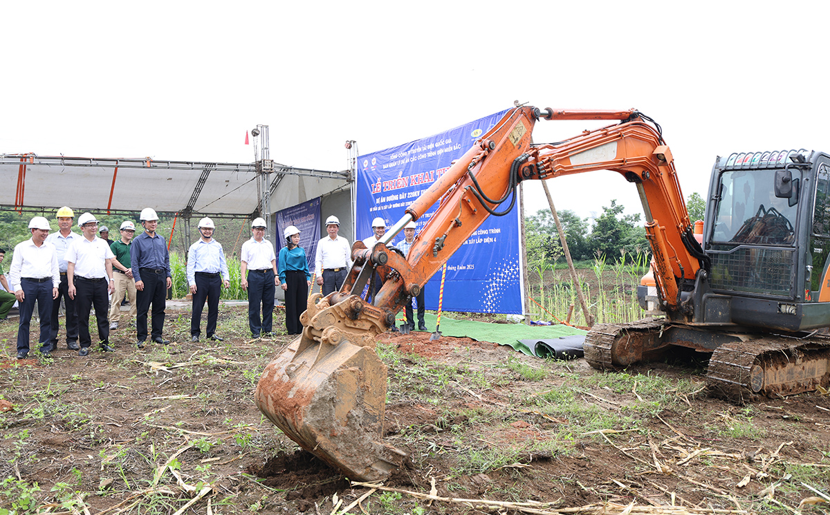 Các đại biểu chứng kiến nhà thầu triển khai thi công ngay buổi lễ