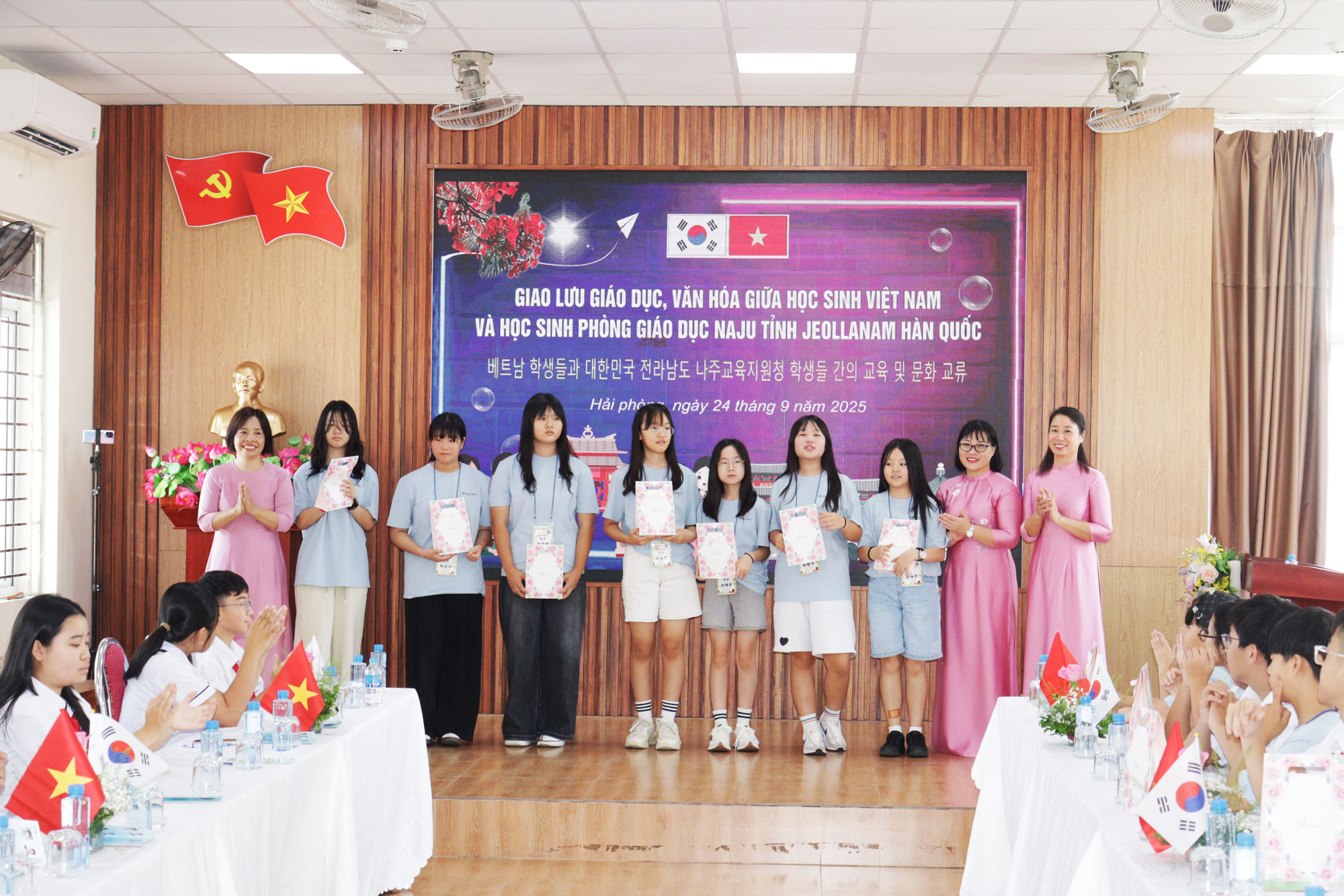 Trường THCS Ngô Quyền tặng quà cho các em học sinh thành phố Naju, tỉnh Jeolla Nam, Hàn Quốc. Trường THCS Ngô Quyền tặng quà cho các em học sinh thành phố Naju, tỉnh Jeolla Nam, Hàn Quốc.