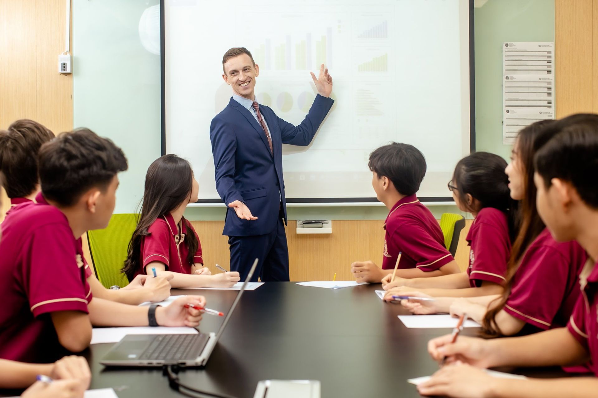 Từ ngày 25/9/2025, Nghị định 222/2025/NĐ-CP quy định việc dạy và học bằng tiếng nước ngoài trong cơ sở giáo dục bắt đầu có hiệu lực thi hành. Từ ngày 25/9/2025, Nghị định 222/2025/NĐ-CP quy định việc dạy và học bằng tiếng nước ngoài trong cơ sở giáo dục bắt đầu có hiệu lực thi hành.