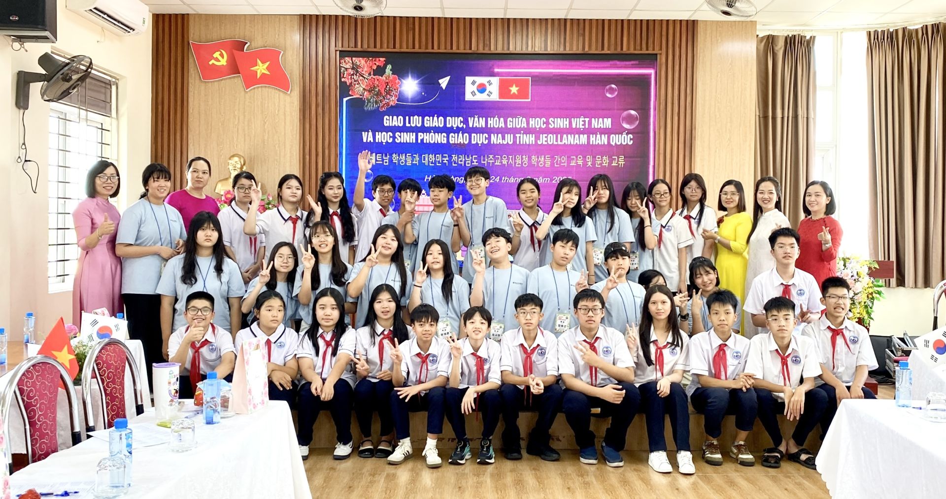 Buổi giao lưu giáo dục, văn hoá Việt Nam - Hàn Quốc đã mở ra những tình bạn đẹp. Buổi giao lưu giáo dục, văn hoá Việt Nam - Hàn Quốc đã mở ra những tình bạn đẹp.