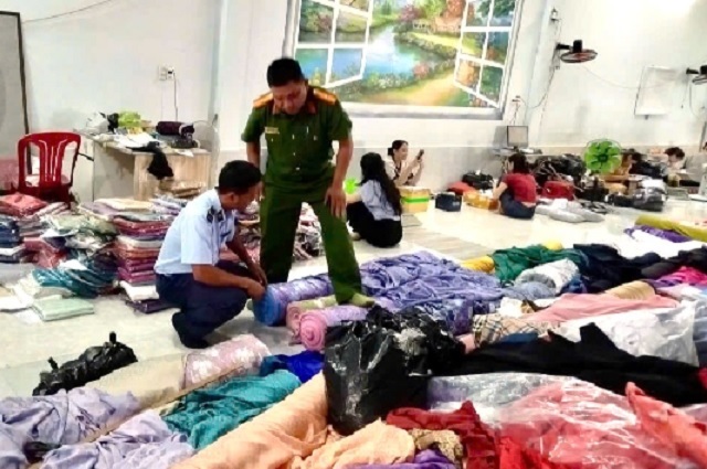 Lực lượng làm nhiệm vụ kiểm tra lô hàng. Ảnh: Lê Kha Lực lượng làm nhiệm vụ kiểm tra lô hàng. Ảnh: Lê Kha